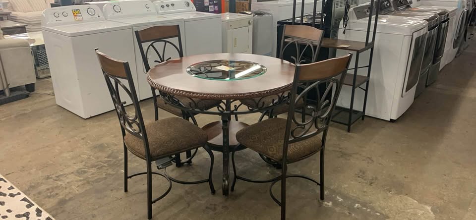 Used round table -4 chairs - Woo Town Furniture (Worcester,MA)