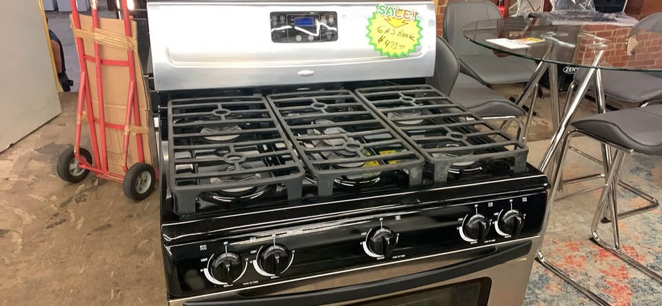 Like New Whirlpool Gas Stove - Woo Town Furniture (Worcester,MA)