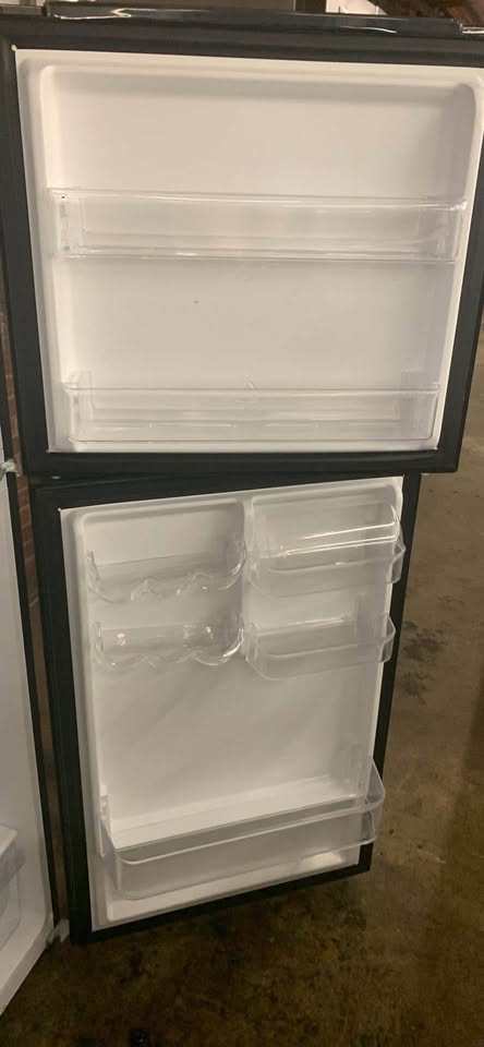 Like New- Magic chef Refrigerator - Woo Town Furniture (Worcester,MA)