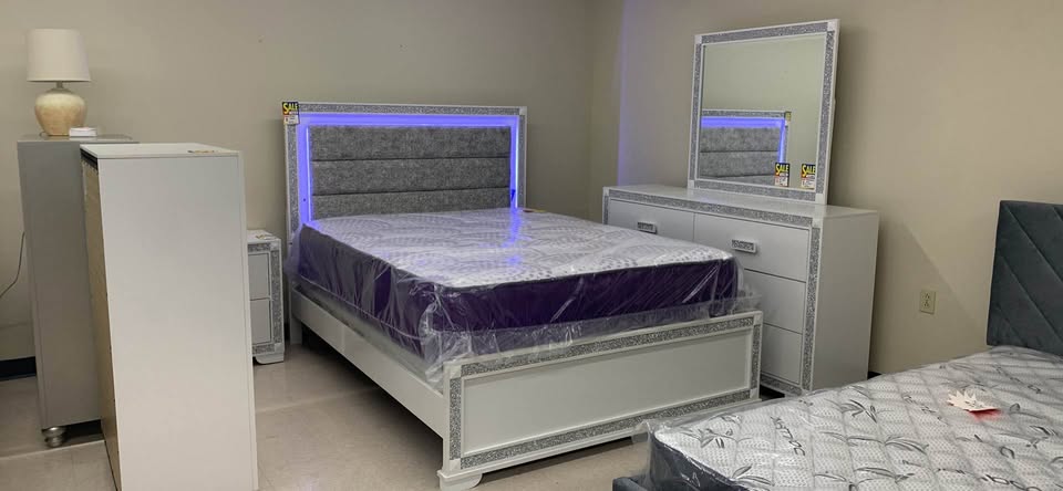 Queen 4 pc Lighted & Sparkled Bedroom Set - Woo Town Furniture (Worcester,MA)