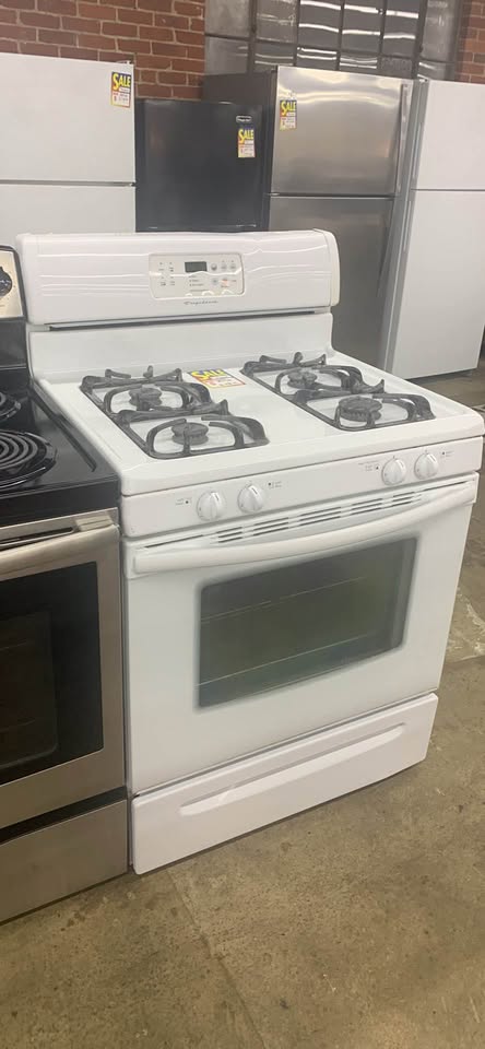 Used Frigidaire Gas Stove - Woo Town Furniture (Worcester,MA)
