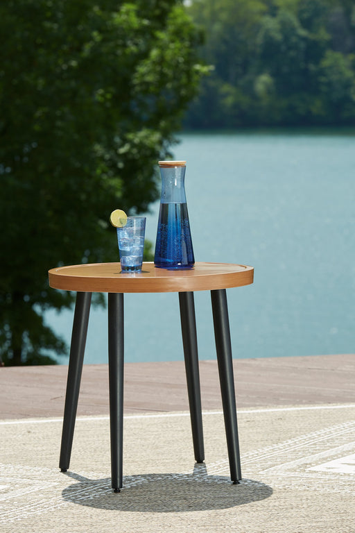 Horizon Hall Outdoor End Table - Woo Town Furniture (Worcester,MA)