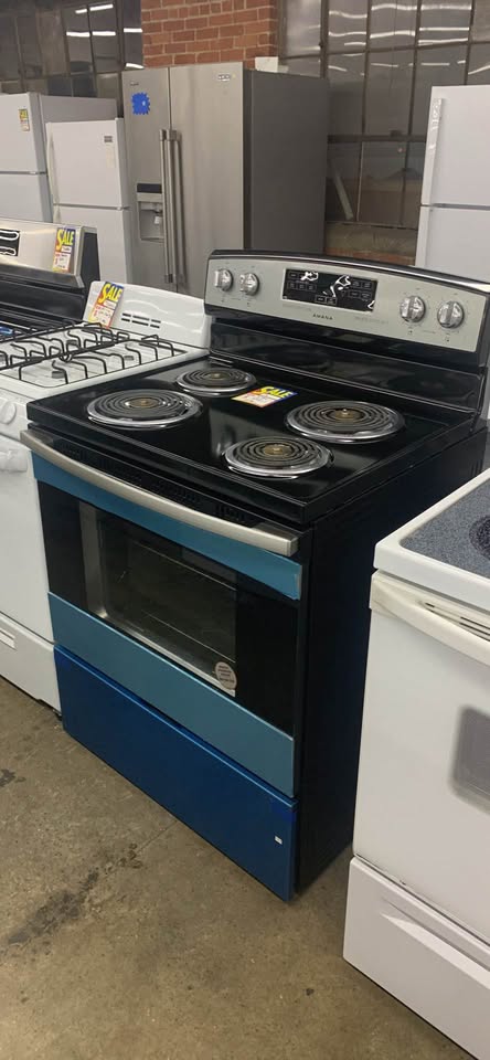 Like New Amana Stove - Woo Town Furniture (Worcester,MA)
