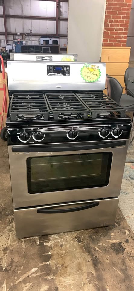 Like New Whirlpool Gas Stove - Woo Town Furniture (Worcester,MA)