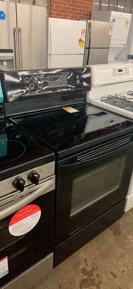 Used LG Stove - Woo Town Furniture (Worcester,MA)